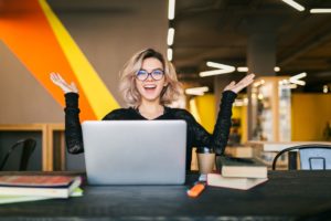 Mujer divertida resolviendo una actividad de un programa de gamificación en línea de su empresa