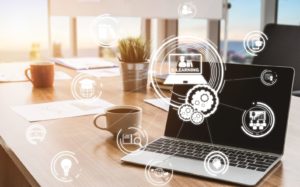 Plataforma de LMS de educación en línea, íconos sobre la imagen de una computadora en una oficina