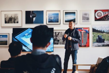 Desarrollo de capital humano; Joven asiatico exponiendo enfrente de sus compañeros.