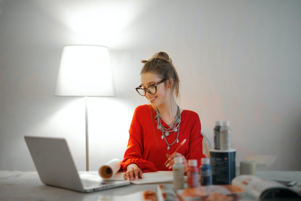 Gamifiación educativa en línea desde cualquier lugar para trabajadora de empresa.