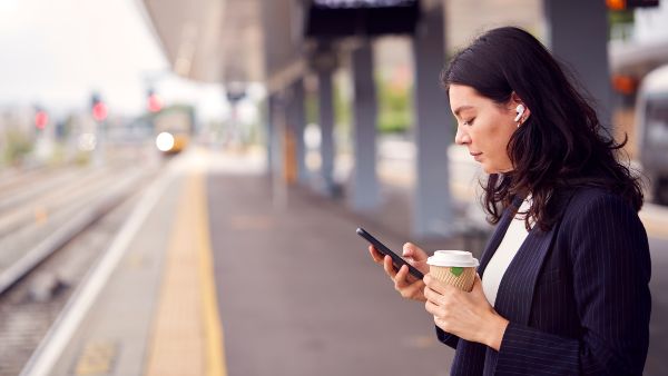 Características de LMS, accesibles desde cualquier lugar y en cualquier momento desde cualquier dispositivo con acceso a Internet.