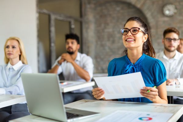 Cursos de capacitacion para empresas, Grupo de empresarios multiétnicos que cooperan durante la formación empresarial.