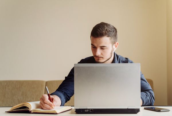 Cursos de capacitación para empresas, empresario tomando nota sobre las sesiones de clases.