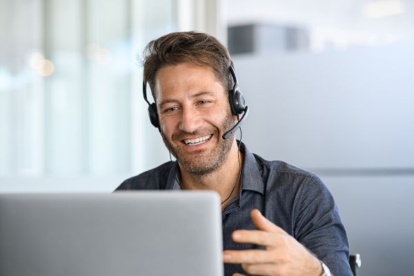 Cursos de capacitacion para empresas, Alegre hombre adulto medio con videollamada en la computadora portátil.