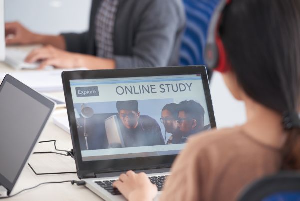 Cursos de capacitación para empresas, empresarios tomando clase en plataforma digital.