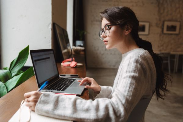 Ejemplos de Ims; presentación de una joven usando una plataforma digital con un sistema LMS que es de gran ayuda para obtener nuevos conocimientos.