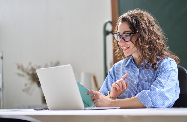 Plataformas para dar clases online; imagen de una joven tomando clases de manera online con el uso de una computadora portátil.