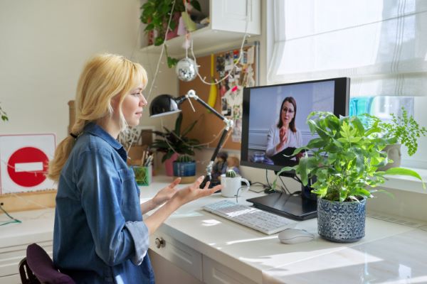 Coaches; imagen de dos mujeres interactuando de manera práctica para realizar aspectos determinados de un proyecto siendo la coach una clave para su desarrollo.