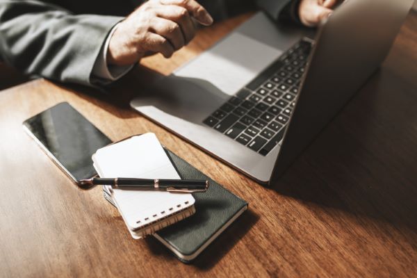 Comisión mixta de capacitación y adiestramiento; imagen de un hombre trabajando y capacitándose en su computadora portátil para el crecimiento de su área.