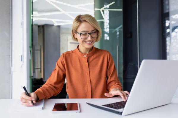 Comisión mixta de capacitación y adiestramiento; imagen de una mujer revisando la capacitación en su computadora de escritorio.