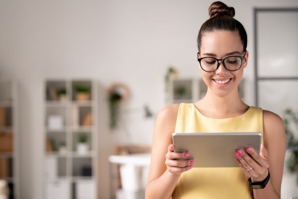 LXP; imagen de una mujer teniendo una gran experiencia usando una plataforma en su tableta para tomar clases.