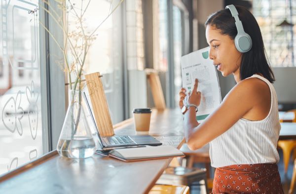 LXP; imagen de una joven disfrutando las herramientas que se le otorgan para mejorar su experiencia en clases virtuales.