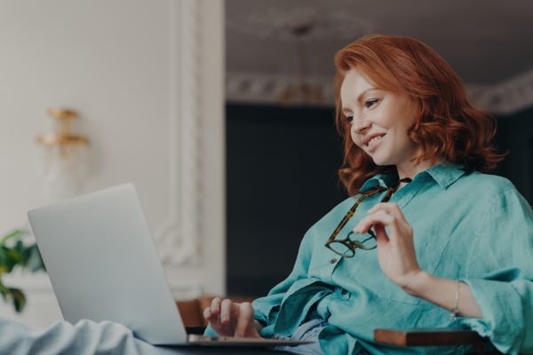 Plataformas open source para e-Learning; imagen de una mujer viendo resultados satisfactorios al usar una plataforma de aprendizaje.