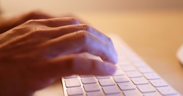 Tecnología educativa; imagen de detalle de alguien escribiendo en el teclado de una computadora para tener mayor conocimiento sobre su trabajo.