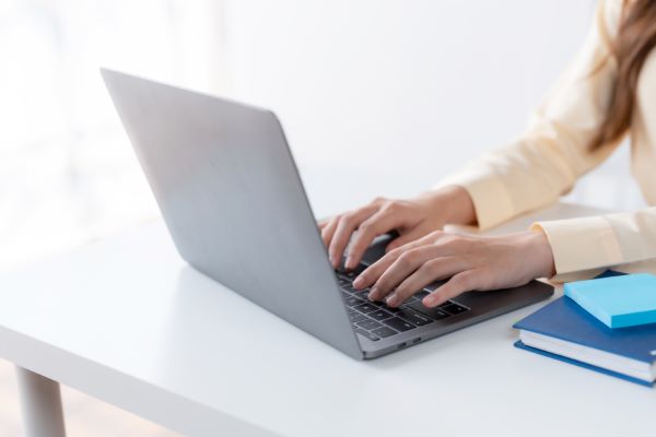 Tecnología educativa; imagen de una mujer realizando una serie de actividades en su computadora portátil para agilizar su conocimiento.