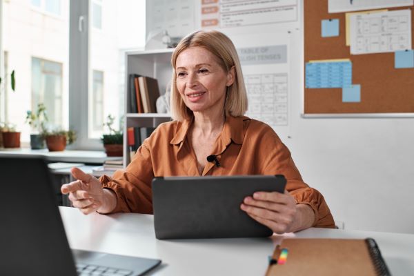 Capacitación del personal; imagen de una mujer llevando a cabo una capacitación práctica en su computadora portátil.