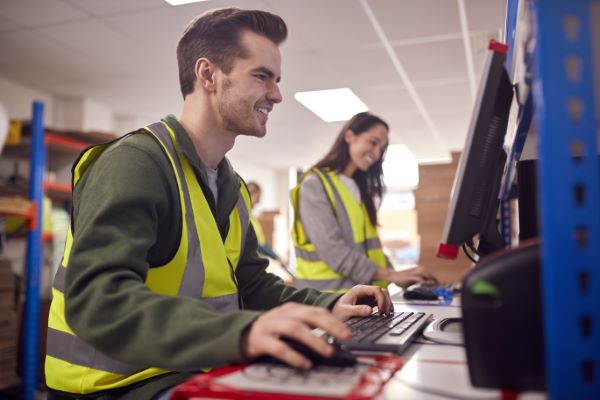 Capacitación del personal; imagen de dos trabajadores llevando a cabo su capacitación online facilitando el aprendizaje.