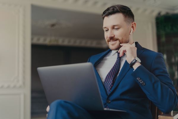 Cursos de capacitación para empresas; imagen de un hombre tomando un curso otorgado por su empresa para un mejor rendimiento en su área.