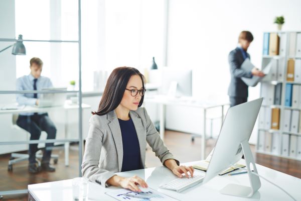 Cursos de capacitación para empresas; imagen de una mujer llevando a cabo una capacitación para mejores resultados en su área.