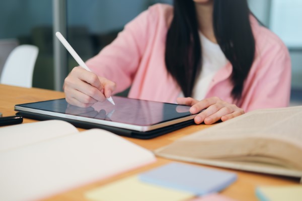 Formación en línea; imagen de una mujer utilizando su tablet como herramienta para un aprendizaje eficaz y accesible.