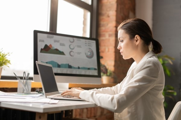 Formación en línea; imagen de una mujer en su oficina trabajando con su computadora portátil para seguir con su formación de una manera óptima.