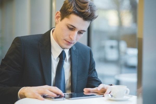 Aprendizaje móvil; imagen de un hombre usando su tablet para su desarrollo profesional.