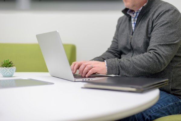 Educación continua; imagen de un hombre con su computadora portátil como herramienta principal para su aprendizaje.