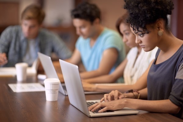 Educación personalizada; imagen de algunos jóvenes tomando cursos de manera virtual siendo adaptados a sus necesidades individuales.