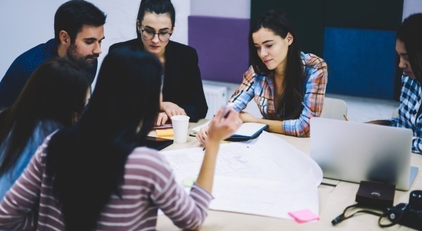 Diseño instruccional; imagen de un grupo de trabajadores diseñando un proceso de enseñanza y aprendizaje que sea de calidad.