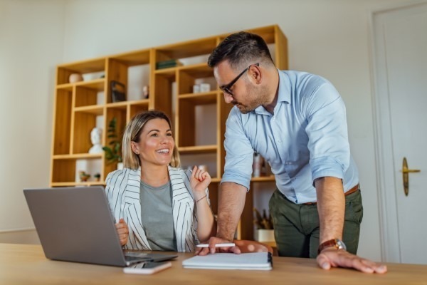 Diseño instruccional; imagen de un hombre y una mujer acordando aspectos para el diseño de aprendizaje a través de plataformas eficaces.