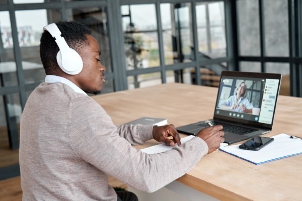 Webinars en vivo; imagen de un hombre tomando un webinar a través de su computadora portátil.