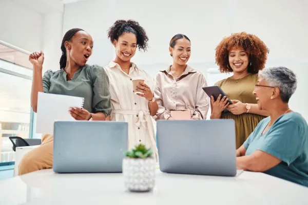 Gamification (EUA), grupo de mujeres trabajando en equipo.
