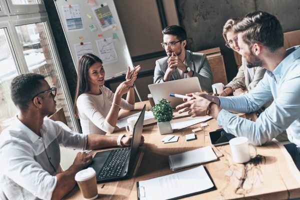 Desarrollo de capital humano; Equipo de trabajo en una junta.