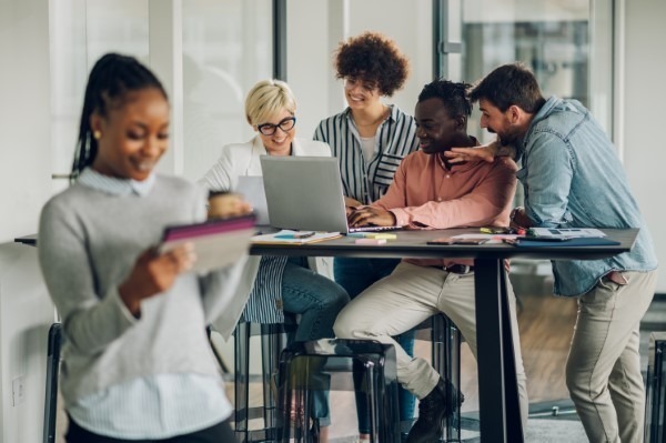 Desarrollo de capital humano; Grupo de personas conviviendo en horario laboral.