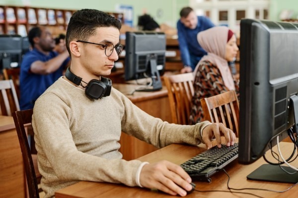 Gestión de aprendizaje; Estudiante usando una computadora.