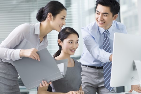 Gestión de aprendizaje; Jóvenes empresarios tomando un curso.