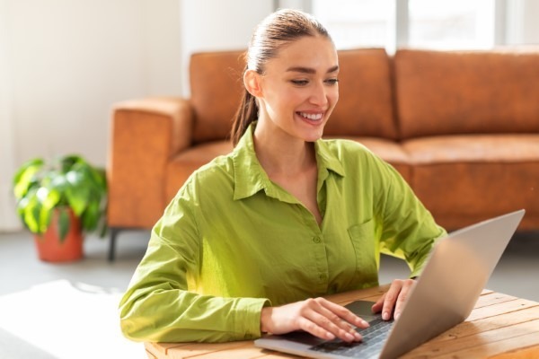 Gestión de aprendizaje; Mujer trabajando desde casa.