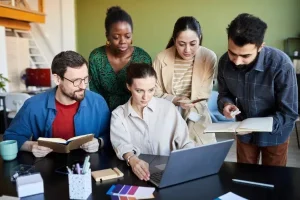 Equipo de trabajo tomando una capacitación en línea.