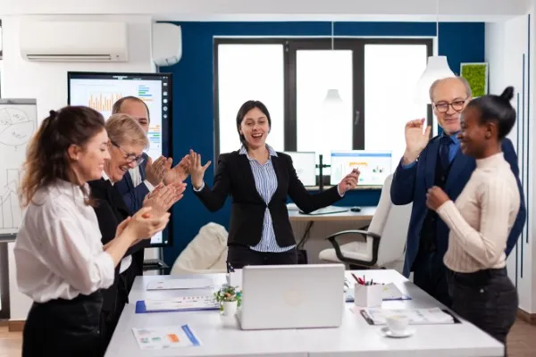 Equipo de trabajo en una junta.