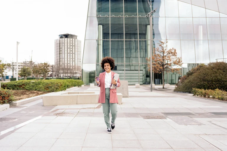 Una mujer oficina saliendo de una conferencia que toco temas como el microlearning, una forma eficiente de capacitación.