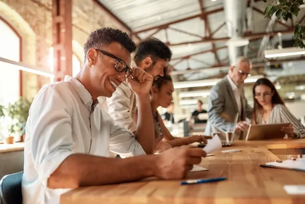 Un elemento crucial de la transformación digital es la mejora de la experiencia del cliente. Al implementar herramientas digitales, las empresas pueden ofrecer un servicio más personalizado y ágil, lo que resulta en una mayor satisfacción y fidelización del cliente. Por ejemplo, el uso de análisis de datos y big data permite a las organizaciones comprender mejor las preferencias y comportamientos de sus clientes, facilitando la toma de decisiones más informadas y estratégicas. Esta atención es un diferenciador clave que puede llevar a una mayor lealtad del cliente.