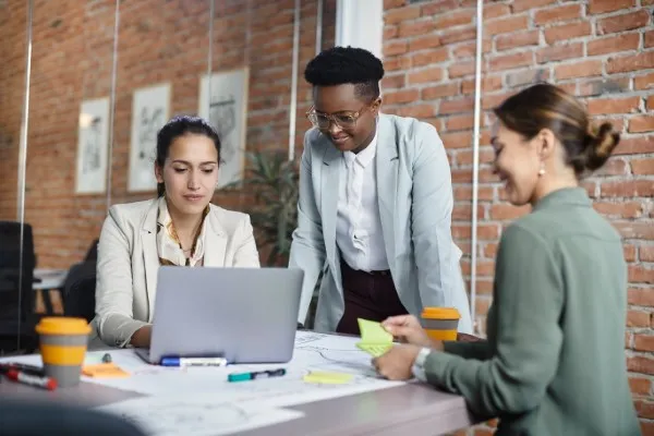 Equipo de mujeres empresarias multirraciales que trabajan en una reunión en una oficina Corporativa y conversando sobre la transformación digital.